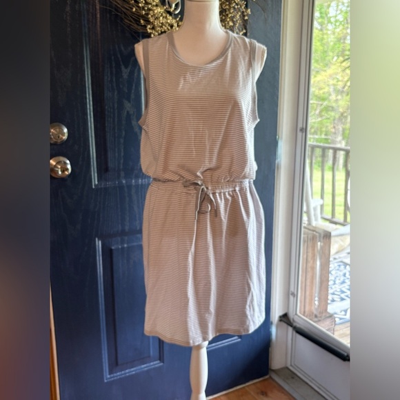 White and Gray Sleeveless Scoop Neck Sundress with Pockets. Size L NWOT - Picture 1 of 11